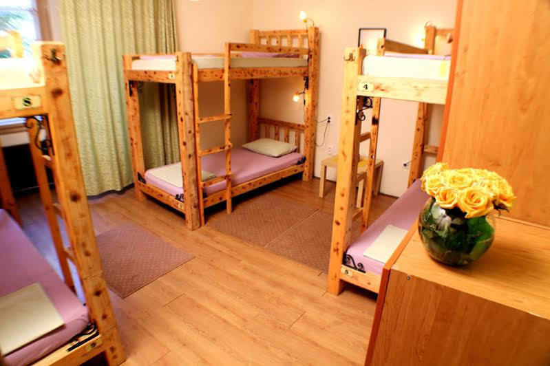 Reveller'S Hostel Dordegol Eksteriør billede
